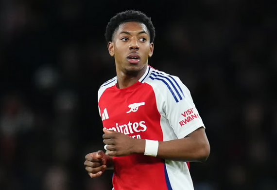 Calafiori vắng mặt, Lewis-Skelly đứng trước bước ngoặt lớn ở hàng thủ Arsenal